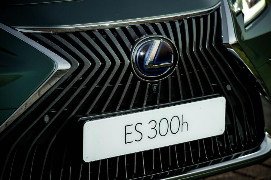Логотип Lexus ES300h 2018 года  (ZA) (фото 23 из 45)